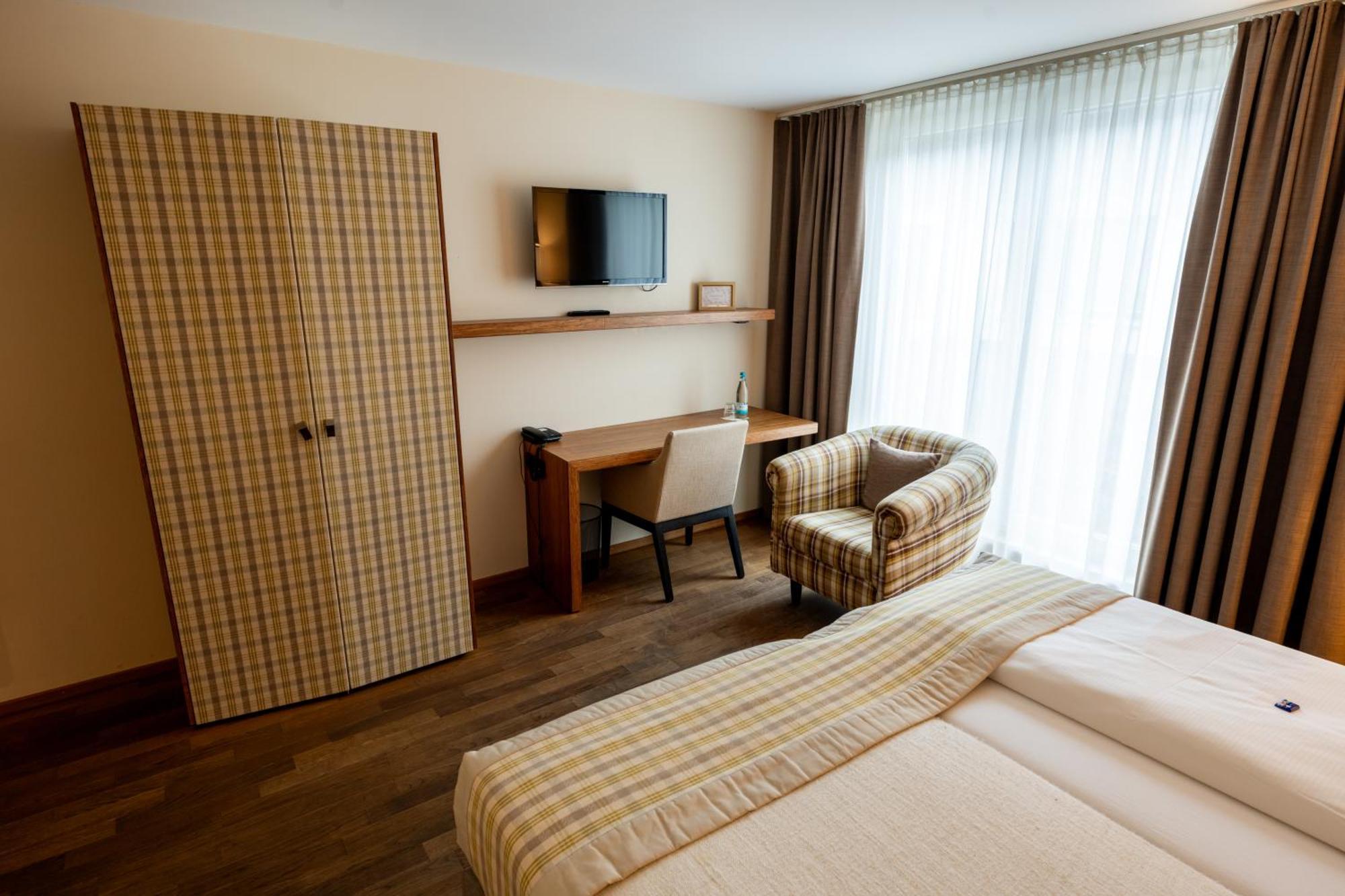 Restaurant Hotel Zum Storchen Валдкирх Екстериор снимка